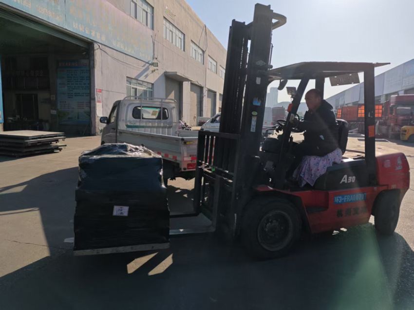 點擊查看詳細(xì)信息<br>標(biāo)題：發(fā)貨現(xiàn)場 閱讀次數(shù)：0